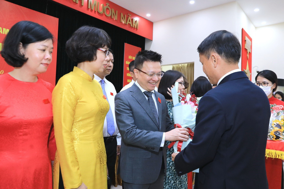 Đồng chí Nguyễn Đức Lợi, Ủy viên BCH Trung ương Đảng, Tổng Giám đốc TTXVN tặng hoa ra mắt Ban Chấp hành Đại hội đại biểu Đảng bộ Thông tấn xã Việt Nam lần thứ 26 (nhiệm kỳ 2020-2025). (Ảnh: Thành Đạt/TTXVN)