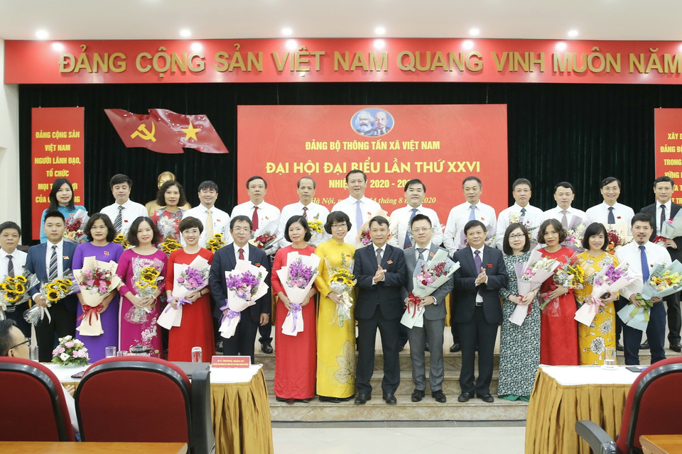 Đồng chí Nguyễn Đức Lợi, Ủy viên BCH Trung ương Đảng, Tổng Giám đốc TTXVN tặng hoa Ban Chấp hành Đảng bộ TTXVN khóa XXVI ra mắt. (Ảnh: Doãn Tấn/TTXVN)