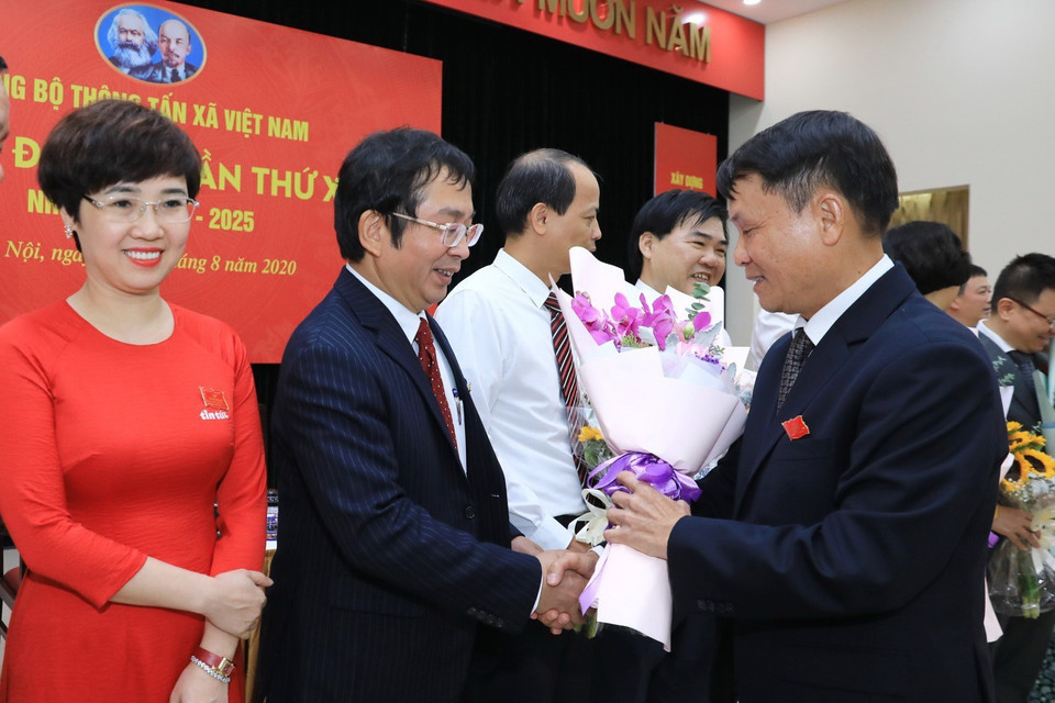 Đồng chí Nguyễn Đức Lợi, Ủy viên BCH Trung ương Đảng, Tổng Giám đốc TTXVN tặng hoa ra mắt Ban Chấp hành Đại hội đại biểu Đảng bộ Thông tấn xã Việt Nam lần thứ 26 (nhiệm kỳ 2020-2025). (Ảnh: Thành Đạt/TTXVN)