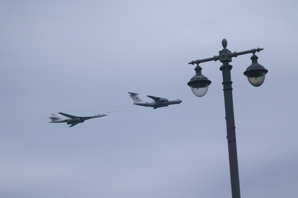 Biên đội máy bay vận tải IL-76 tham gia diễu binh không quân. (Ảnh: Trần Hiếu/TTXVN)