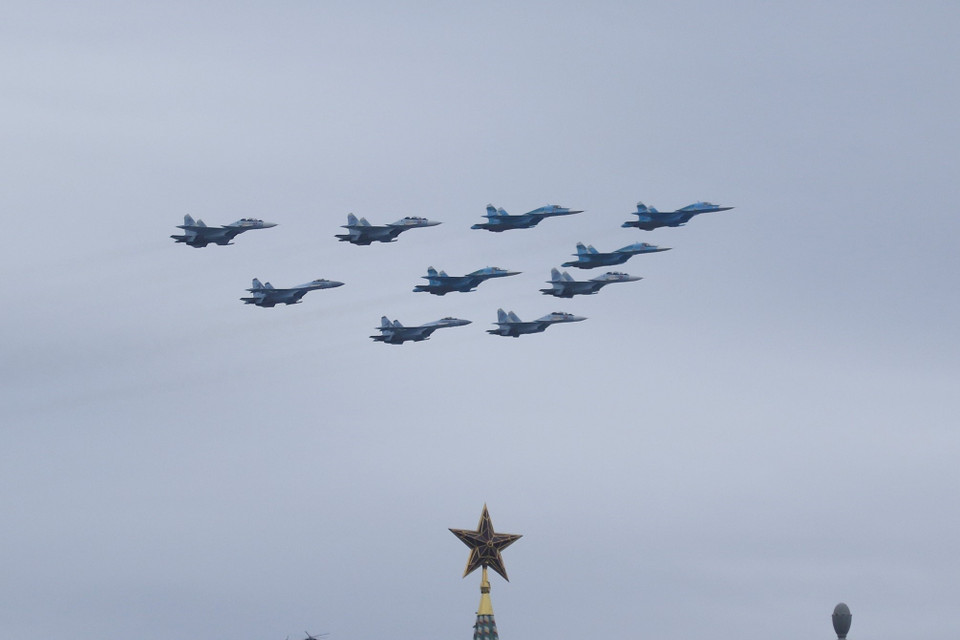 Biên đội máy bay chiến đấu tham gia diễu binh không quân. (Ảnh: Trần Hiếu/TTXVN)