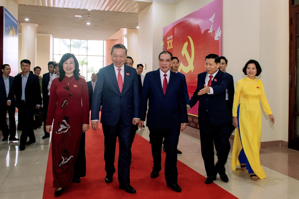 Bộ trưởng Bộ Công an Đại tướng Tô Lâm, Nguyên Tổng Bí thư Nông Đức Mạnh và các đồng chí lãnh đạo tỉnh Bắc Ninh đến dự Đại hội. (Ảnh: Thanh Thương/TTXVN)