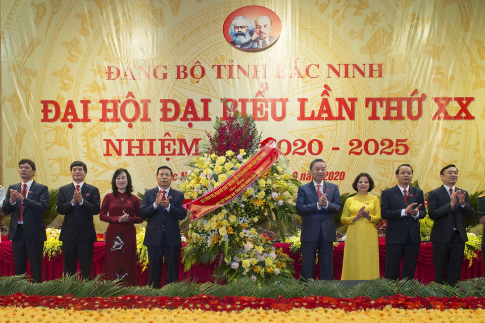 Bộ trưởng Bộ Công an Tô Lâm (thứ 5 từ phải) tặng hoa chúc mừng Đại hội. (Ảnh: Thanh Thương/TTXVN)