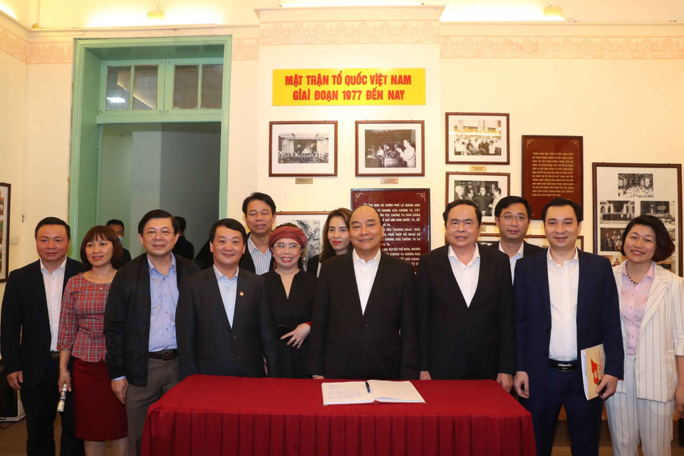 Thủ tướng Nguyễn Xuân Phúc cùng các đại biểu đến thăm Phòng truyền thống của Ủy ban Trung ương Mặt trận Tổ quốc Việt Nam. (Ảnh: Thống Nhất/TTXVN)