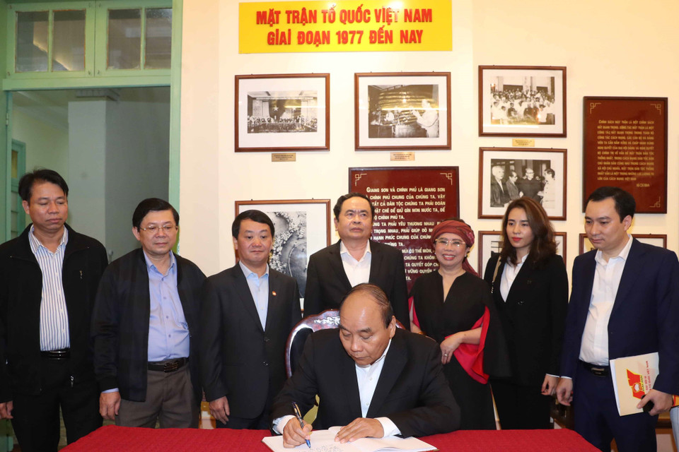 Thủ tướng Nguyễn Xuân Phúc cùng các đại biểu đến thăm Phòng truyền thống của Ủy ban Trung ương Mặt trận Tổ quốc Việt Nam. (Ảnh: Thống Nhất/TTXVN)