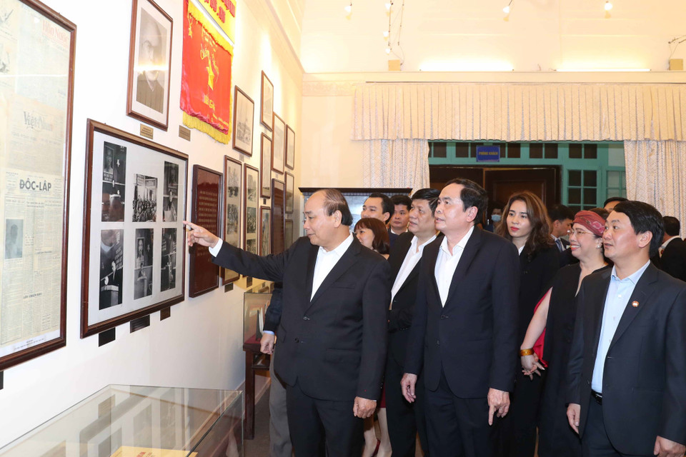 Nhân dịp này, Thủ tướng Nguyễn Xuân Phúc cùng các đại biểu đến thăm Phòng truyền thống của Ủy ban Trung ương Mặt trận Tổ quốc Việt Nam. (Ảnh: Thống Nhất/TTXVN)