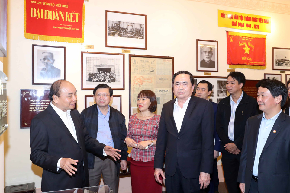 Nhân dịp này, Thủ tướng Nguyễn Xuân Phúc cùng các đại biểu đến thăm Phòng truyền thống của Ủy ban Trung ương Mặt trận Tổ quốc Việt Nam. (Ảnh: Thống Nhất/TTXVN)
