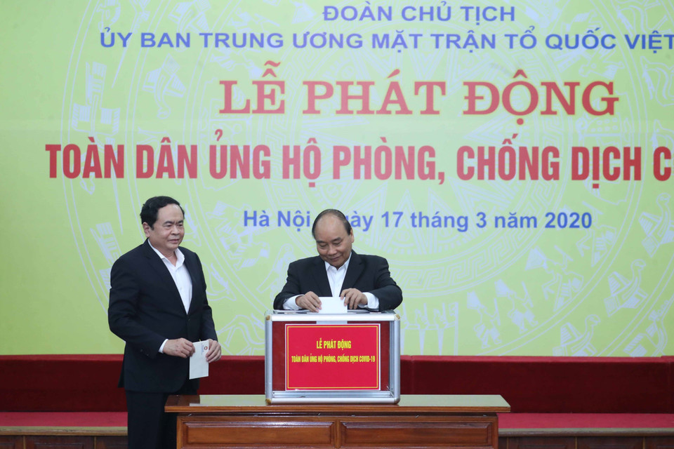 Thủ tướng Nguyễn Xuân Phúc quyên góp ủng hộ phòng, chống dịch COVID-19. (Ảnh: Thống Nhất/TTXVN)