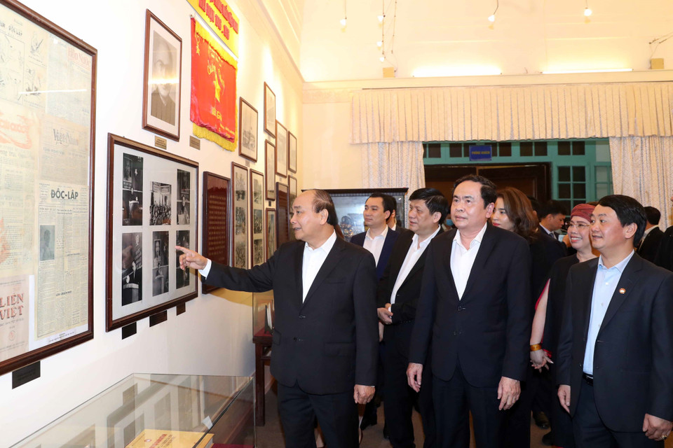 Thủ tướng Nguyễn Xuân Phúc cùng các đại biểu đến thăm Phòng truyền thống của Ủy ban Trung ương Mặt trận Tổ quốc Việt Nam. (Ảnh: Thống Nhất/TTXVN)
