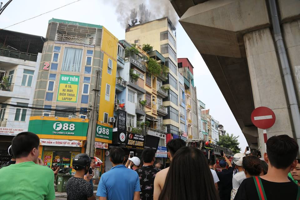 Rất đông người dân hiếu kỳ tụ tập đứng xem vụ hỏa hoạn (Ảnh: Minh Sơn/Vietnam+)