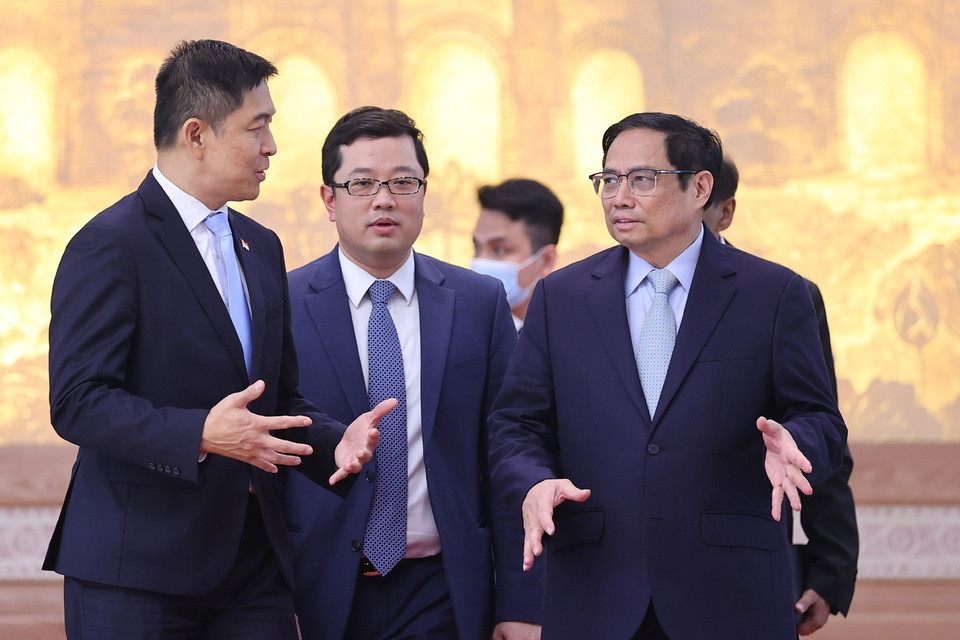 Thủ tướng Phạm Minh Chính trao đổi với Chủ tịch Quốc hội Singapore Tan Chuan-Jin. (Ảnh: Dương Giang/TTXVN)