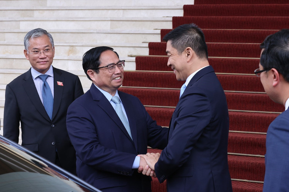 Thủ tướng Phạm Minh Chính tiễn Chủ tịch Quốc hội Singapore Tan Chuan-Jin. (Ảnh: Dương Giang/TTXVN)