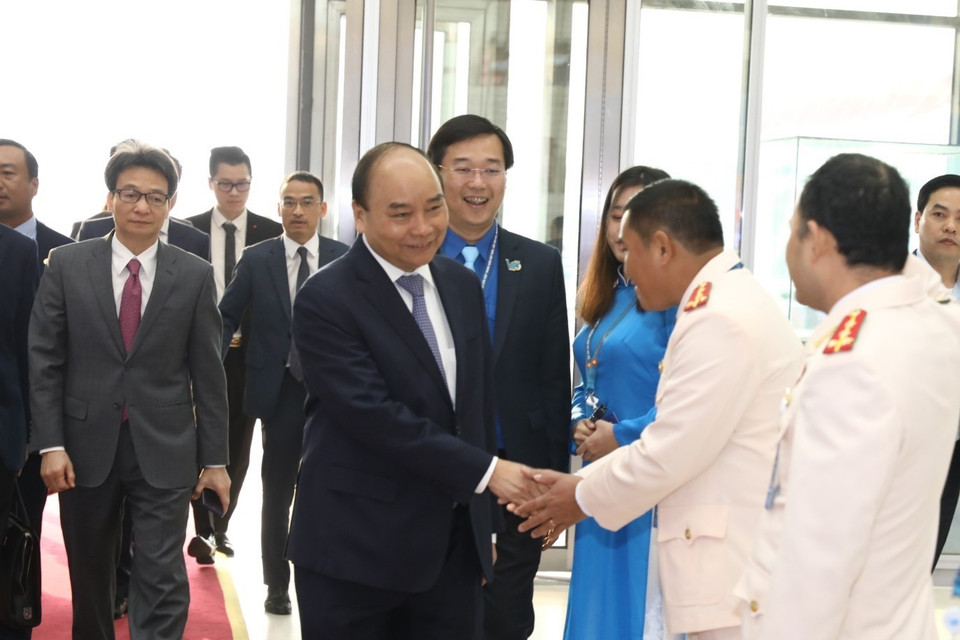 Thủ tướng Nguyễn Xuân Phúc với các đại biểu thanh niên. (Ảnh: Văn Điệp/TTXVN)