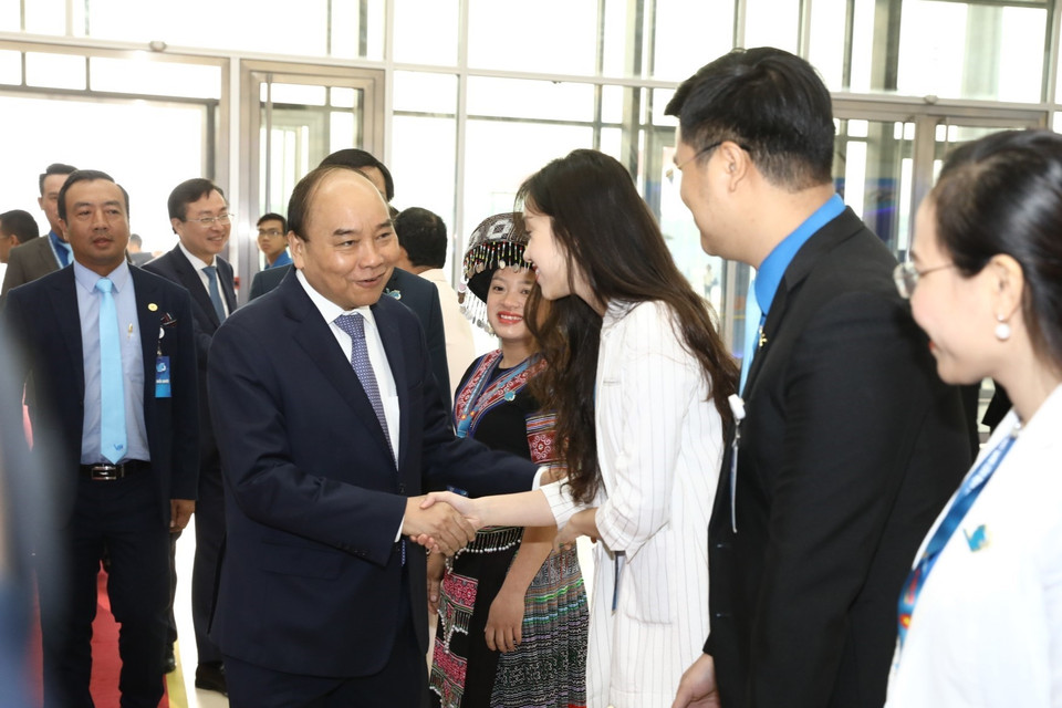 Thủ tướng Nguyễn Xuân Phúc với các đại biểu thanh niên. (Ảnh: Văn Điệp/TTXVN)
