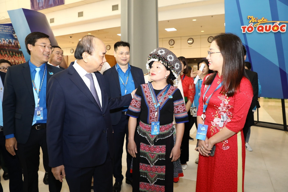 Thủ tướng Nguyễn Xuân Phúc với các đại biểu thanh niên. (Ảnh: Văn Điệp/TTXVN)