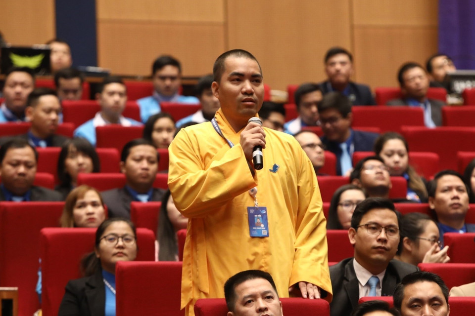 Đại biểu Thích Thánh Thuần (Hà Nội) đặt câu hỏi tại buổi đối thoại. (Ảnh: Văn Điệp/TTXVN)