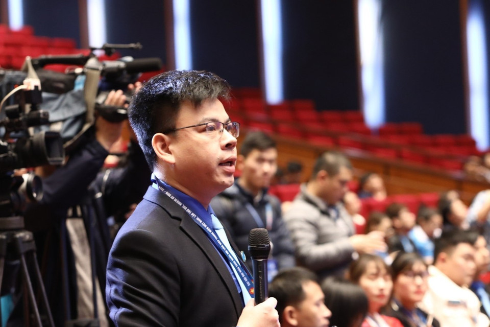 Đại biểu Hội Liên hiệp Thanh niên thành phố Đà Nẵng đặt câu hỏi tại buổi đối thoại. (Ảnh: Văn Điệp/TTXVN)