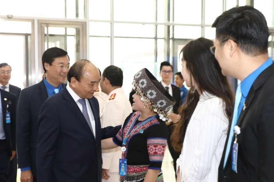 Thủ tướng Nguyễn Xuân Phúc với các đại biểu thanh niên. (Ảnh: Văn Điệp/TTXVN)