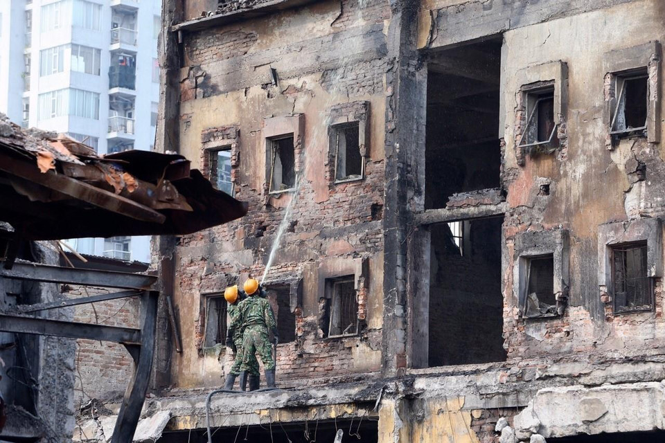 Lực lượng Binh chủng Hóa học phun hóa chất tẩy độc mặt nền nhà xưởng của Công ty Rạng Đông, ngày 5/10. (Ảnh: Dương Giang/TTXVN)