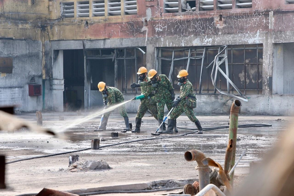 Lực lượng Binh chủng Hóa học phun hóa chất tẩy độc mặt nền nhà xưởng của Công ty Rạng Đông, ngày 5/10. (Ảnh: Dương Giang/TTXVN)