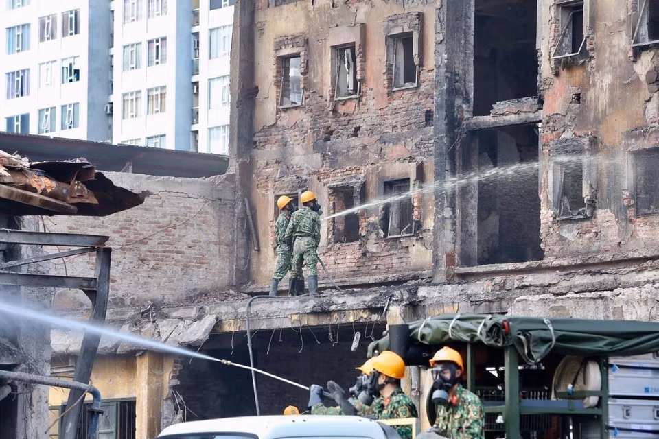Lực lượng Binh chủng Hóa học phun hóa chất tẩy độc mặt nền nhà xưởng của Công ty Rạng Đông, ngày 5/10. (Ảnh: Dương Giang/TTXVN)
