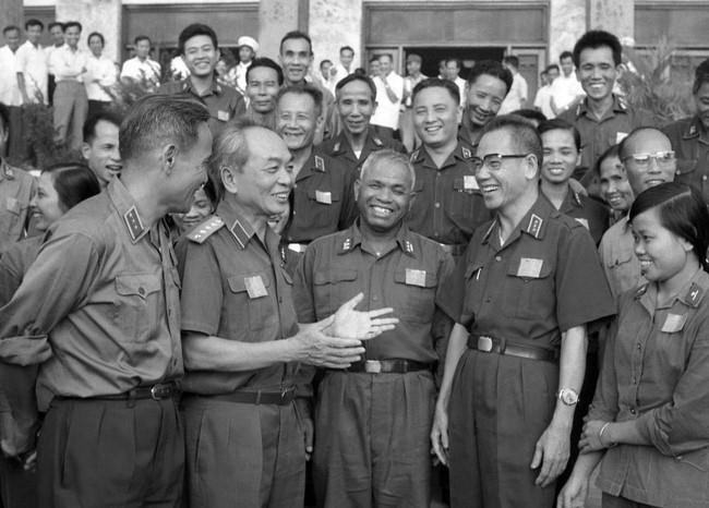 Đại tướng Võ Nguyên Giáp và các đại biểu quân đội tại kỳ họp của Quốc hội khóa 6, sáng 2/7/1976. (Ảnh: Ngọc Khanh/TTXVN)