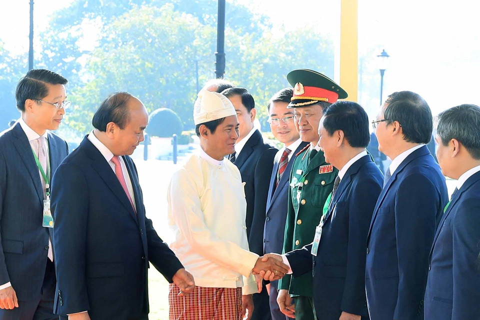Thủ tướng Nguyễn Xuân Phúc và Tổng thống Myanmar Win Myint giới thiệu các đoàn viên chính thức hai nước tại lễ đón. (Ảnh: Thống Nhất/TTXVN)