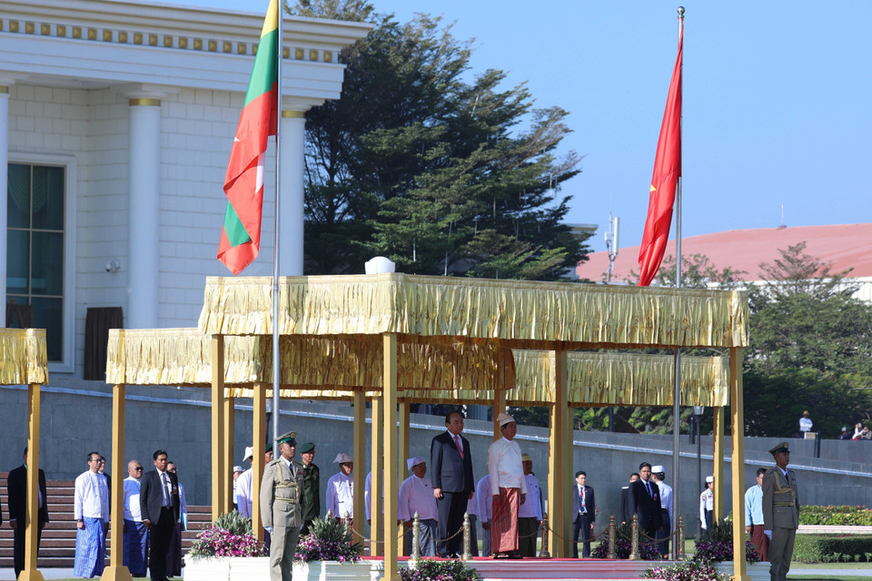 Thủ tướng Nguyễn Xuân Phúc và Tổng thống Win Myin nghe quân nhạc cử Quốc thiều hai nước. (Ảnh: Thống Nhất/TTXVN)