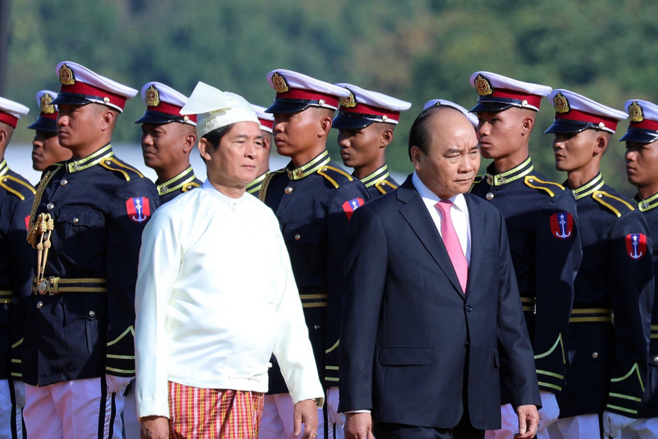 Thủ tướng Nguyễn Xuân Phúc và Tổng thống Win Myin duyệt đội danh dự. (Ảnh: Thống Nhất/TTXVN)