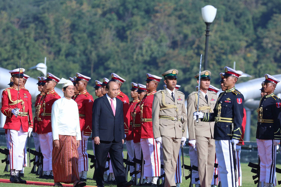 Thủ tướng Nguyễn Xuân Phúc và Tổng thống Win Myin duyệt đội danh dự. (Ảnh: Thống Nhất/TTXVN)