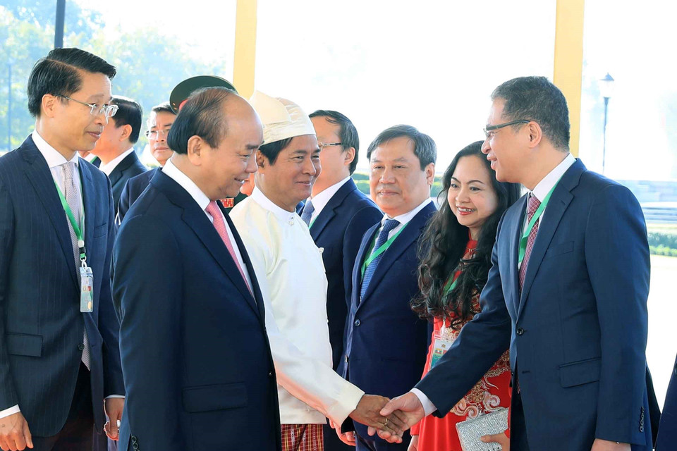 Thủ tướng Nguyễn Xuân Phúc và Tổng thống Myanmar Win Myint giới thiệu các đoàn viên chính thức hai nước tại lễ đón. (Ảnh: Thống Nhất/TTXVN)