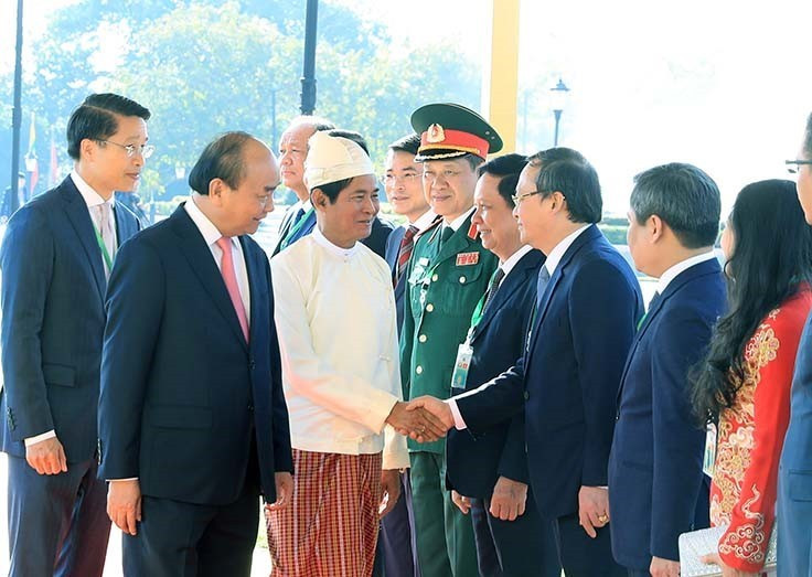 Thủ tướng Nguyễn Xuân Phúc và Tổng thống Myanmar Win Myint giới thiệu các đoàn viên chính thức hai nước tại lễ đón. (Ảnh: Thống Nhất/TTXVN)