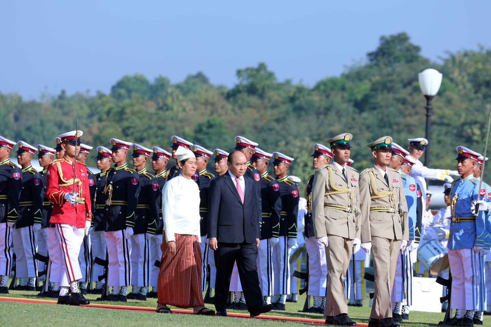 Thủ tướng Nguyễn Xuân Phúc và Tổng thống Win Myin duyệt đội danh dự. (Ảnh: Thống Nhất/TTXVN)