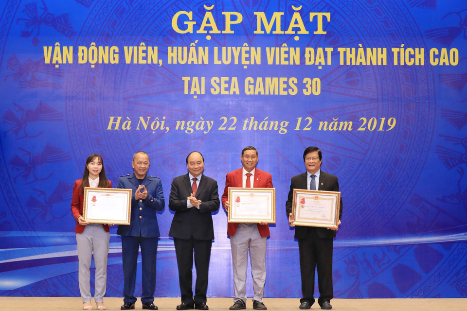 Thủ tướng Nguyễn Xuân Phúc trao Huân chương Lao động hạng Nhì của Chủ tịch nước tặng cho các tập thể và cá nhân.(Ảnh: Thống Nhất/TTXVN)