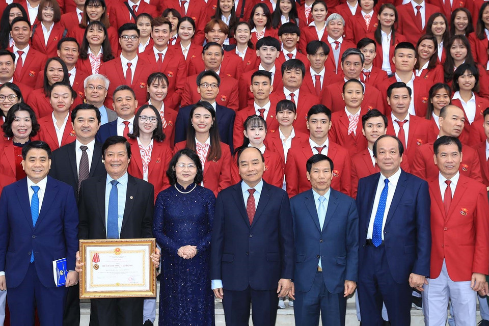Thủ tướng Nguyễn Xuân Phúc, Phó Chủ tịch nước Đặng Thị Ngọc Thịnh, Phó Thủ tướng Vũ Đức Đam và các các đại biểu chụp ảnh chung với Đoàn Thể thao Việt Nam dự SEA Games 30. (Ảnh: Thống Nhất/TTXVN)