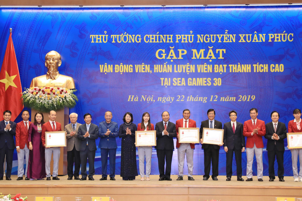 Thủ tướng Nguyễn Xuân Phúc và các đồng chí lãnh đạo Đảng, Nhà nước với các tập thể, cá nhân nhận Huân chương Lao động hạng Nhất và Nhì. (Ảnh: Thống Nhất/TTXVN)