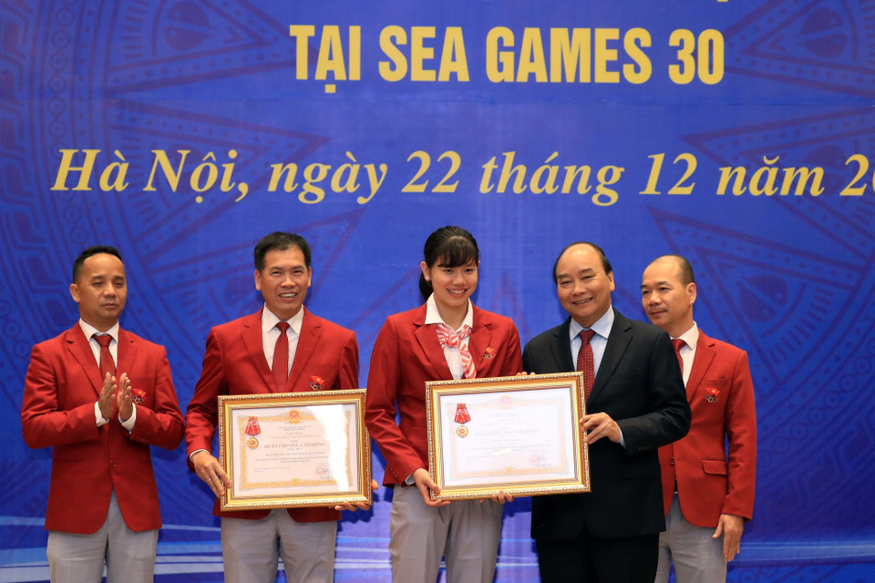 Thủ tướng Nguyễn Xuân Phúc trao Huân chương Lao động hạng Nhất của Chủ tịch nước tặng cho vận động viên bơi lội Nguyễn Thị Ánh Viên. (Ảnh: Thống Nhất/TTXVN)