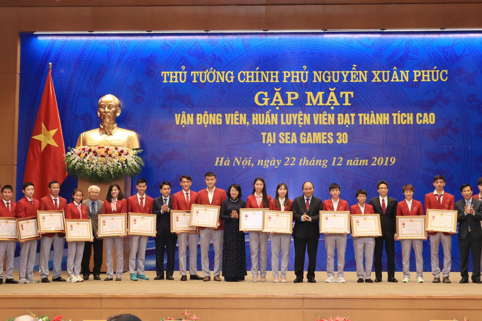 Thủ tướng Nguyễn Xuân Phúc, Phó Chủ tịch nước Đặng Thị Ngọc Thịnh, Phó Thủ tướng Vũ Đức Đam với các cá nhân nhận Huân chương Lao động hạng Ba. (Ảnh: Thống Nhất/TTXVN)