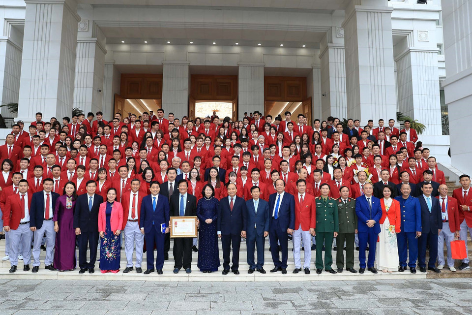 Thủ tướng Nguyễn Xuân Phúc, Phó Chủ tịch nước Đặng Thị Ngọc Thịnh, Phó Thủ tướng Vũ Đức Đam và các các đại biểu chụp ảnh chung với Đoàn Thể thao Việt Nam dự SEA Games 30. (Ảnh: Thống Nhất/TTXVN)