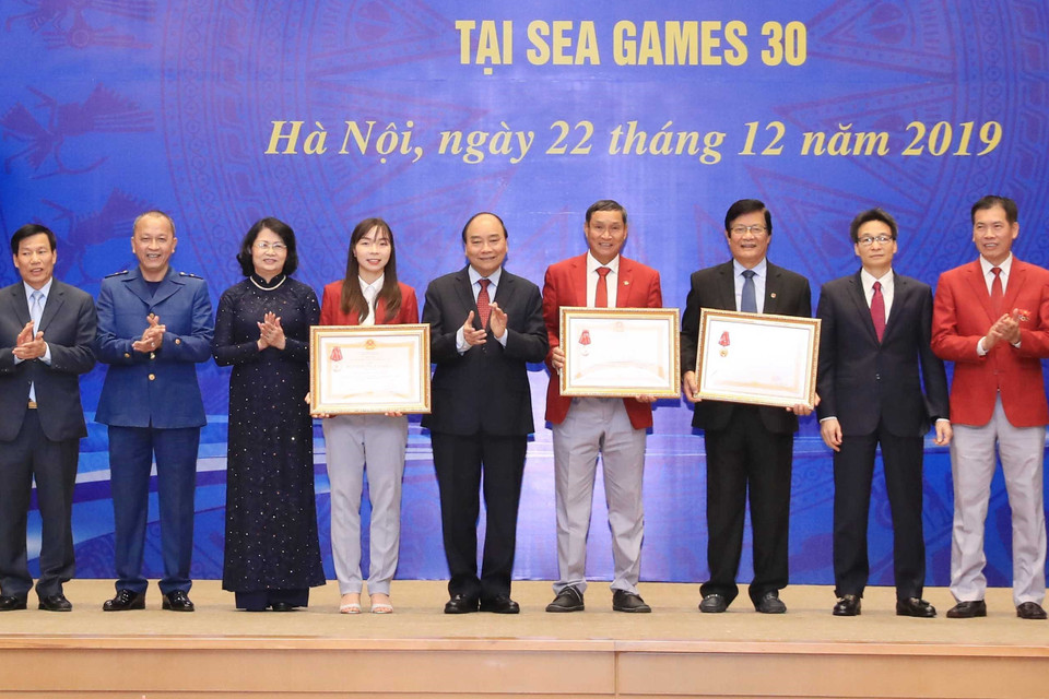 Thủ tướng Nguyễn Xuân Phúc và lãnh đạo Đảng, Nhà nước với các tập thể, cá nhân nhận Huân chương Lao động hạng Nhất và Nhì. (Ảnh: Thống Nhất/TTXVN)