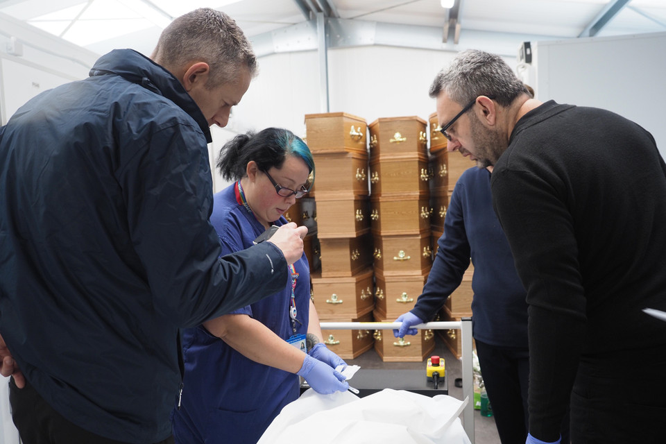 Chiều 28/11 (theo giờ địa phương), đại diện các cơ quan chức năng Việt Nam tại Anh đã hoàn tất công việc tiếp nhận bàn giao thi thể của 39 nạn nhân người Việt Nam. Trong ảnh: Thi thể các nạn nhân được kiểm tra, đối chiếu trước khi vận chuyển về Việt Nam. (Ảnh: Nhóm PV TTXVN tại Anh)