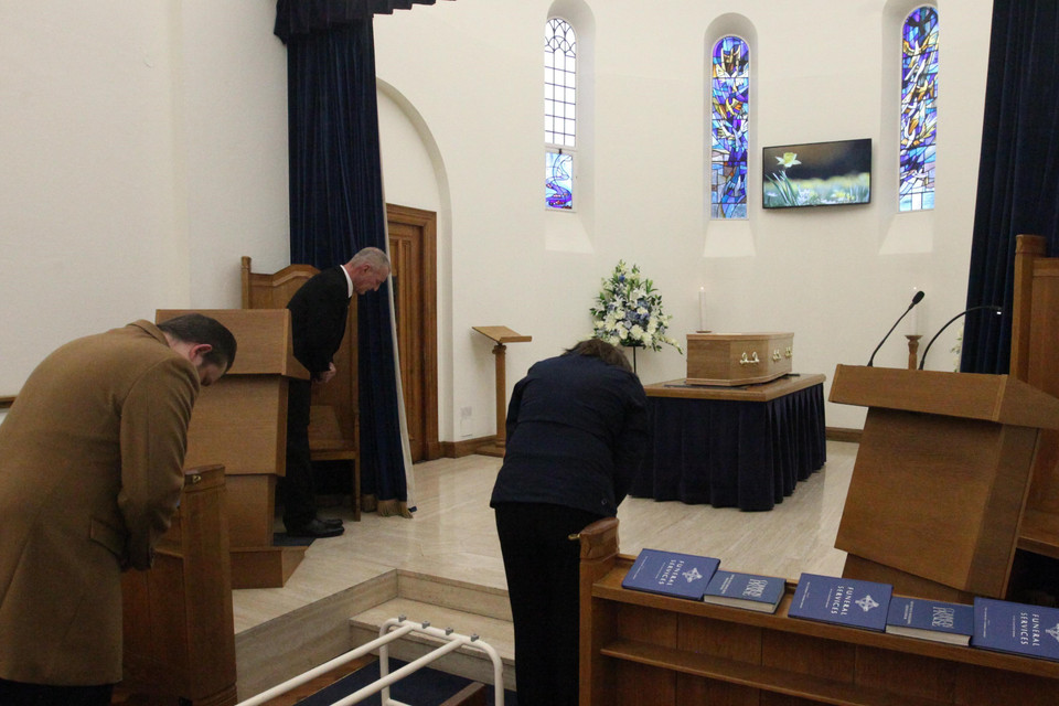 Thi thể các nạn nhân được quàn và chuẩn bị hỏa thiêu tại Đài hóa thân hoàn vũ South West Middlesex, London. (Ảnh: Nhóm PV TTXVN tại Anh)