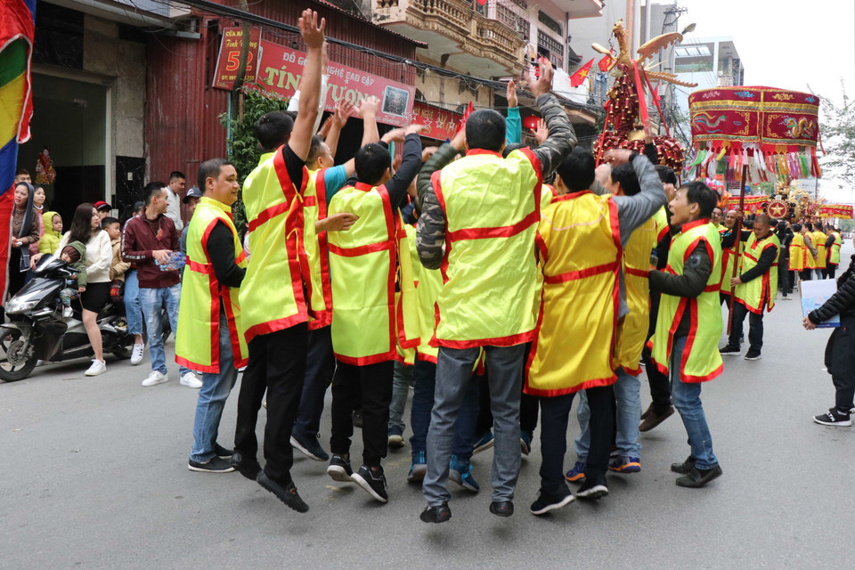 Nghi thức lễ hội rước pháo Đồng Kỵ (Bắc Ninh). (Ảnh: Đinh Văn Nhiều/TTXVN)