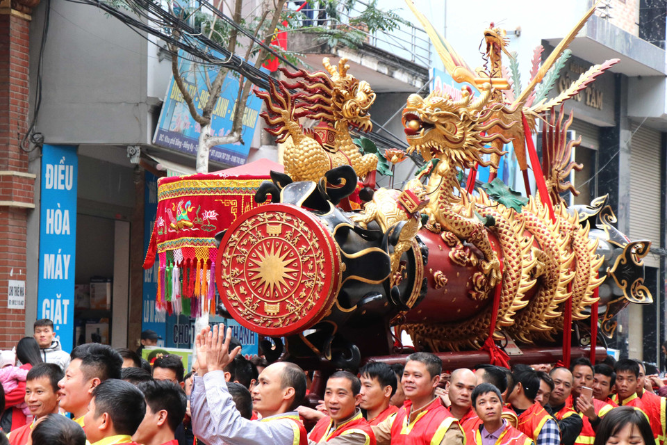 Nghi thức lễ hội rước pháo Đồng Kỵ (Bắc Ninh). (Ảnh: Đinh Văn Nhiều/TTXVN)
