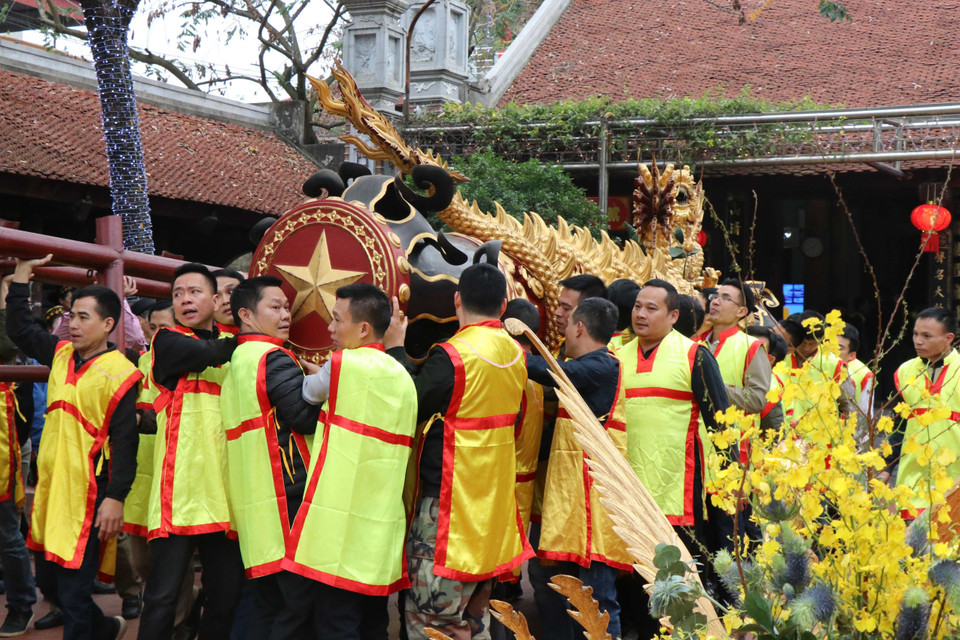 Nghi thức lễ hội rước pháo Đồng Kỵ (Bắc Ninh). (Ảnh: Đinh Văn Nhiều/TTXVN)