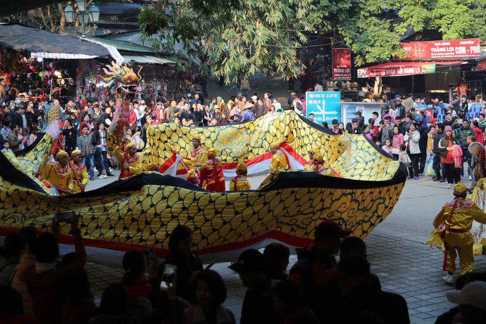 Múa rồng phục vụ nhân dân và du khách về khai hội. (Ảnh: Thanh Tùng/TTXVN)