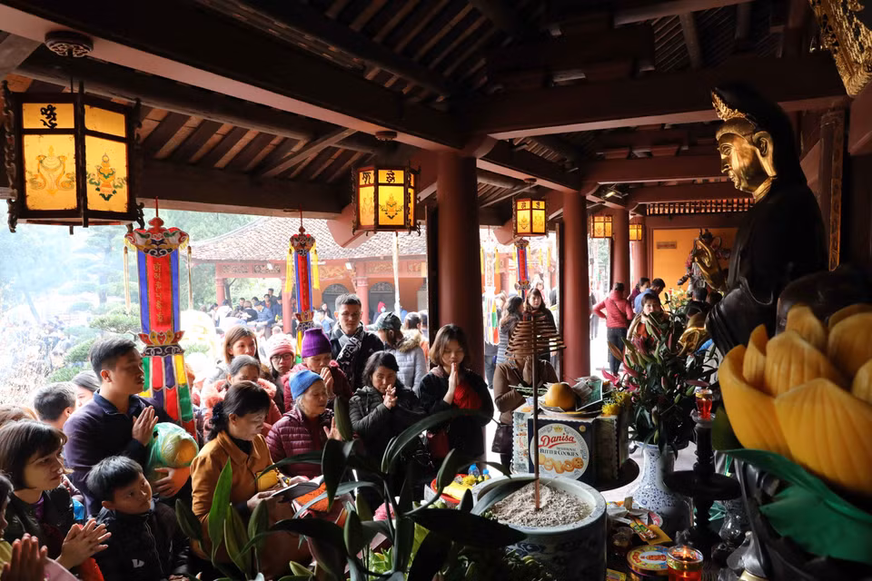 Du khách trẩy hội, dâng hương, vãn cảnh chùa đầu Xuân trong ngày khai hội. (Ảnh: Thanh Tùng/TTXVN)