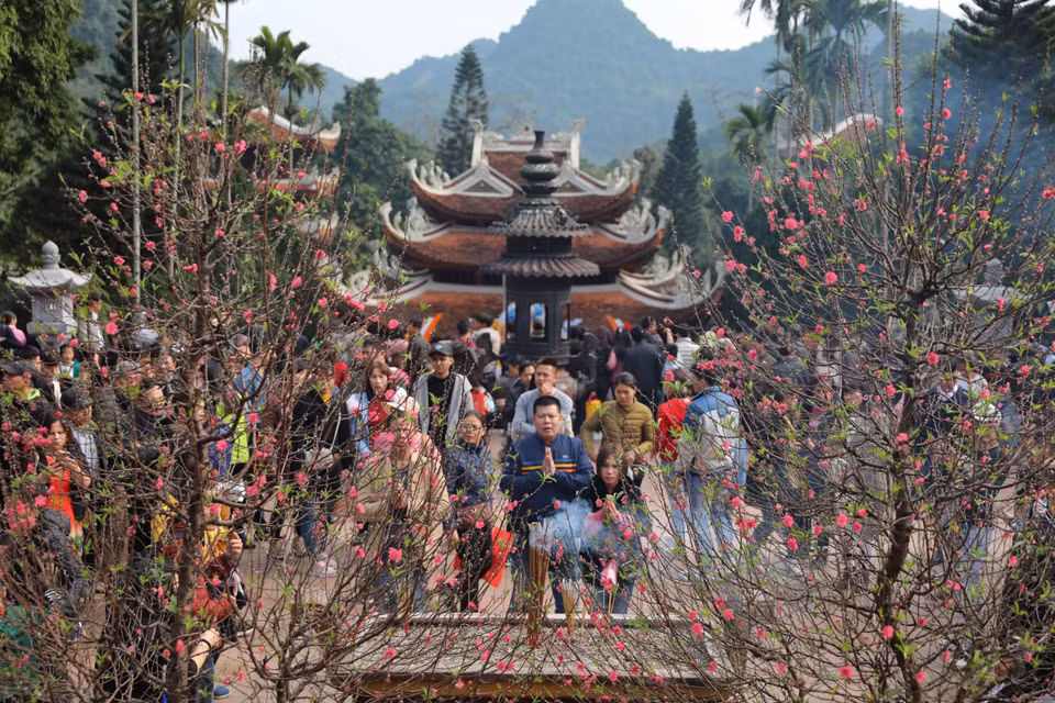 Du khách trẩy hội, dâng hương, vãn cảnh chùa đầu Xuân trong ngày khai hội. (Ảnh: Thanh Tùng/TTXVN)