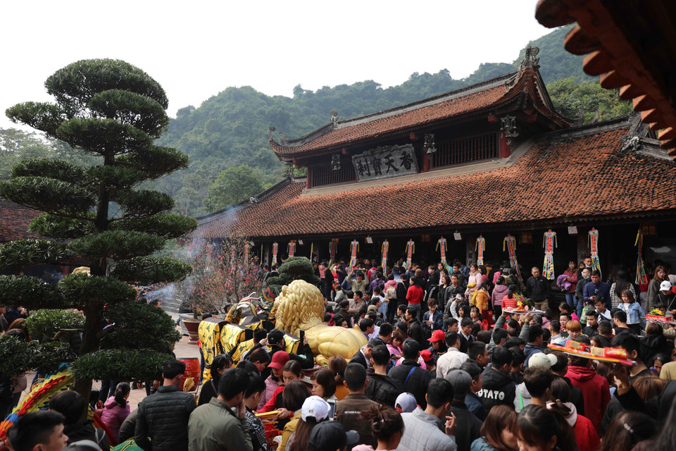 Du khách trẩy hội, dâng hương, vãn cảnh chùa đầu Xuân trong ngày khai hội. (Ảnh: Thanh Tùng/TTXVN)