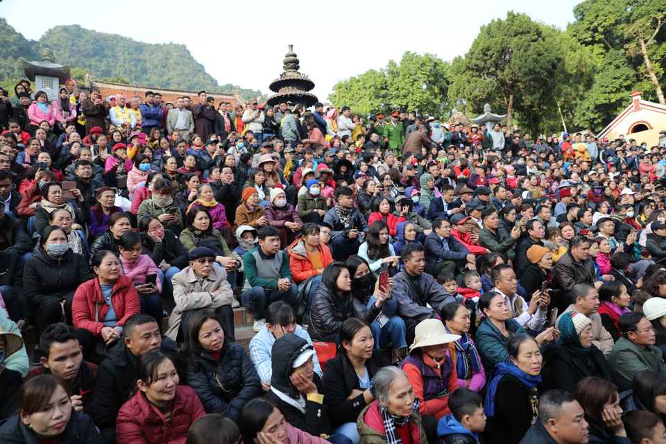 Đông đảo du khách thập phương về khai hội chùa Hương xuân Canh Tý 2020. (Ảnh: Thanh Tùng/TTXVN)